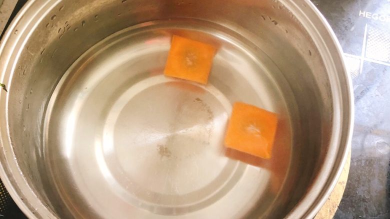 春节福气包,锅里烧开水,放入1勺盐将胡萝卜片煮熟,约2~3分钟。
