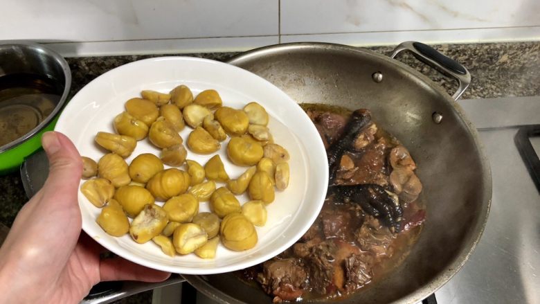 佳节又重阳,把酒黄昏后➕板栗烧小公鸡,加入剥好的板栗肉