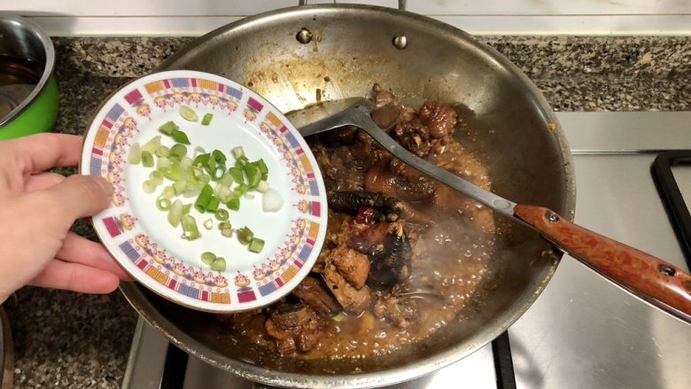 佳节又重阳,把酒黄昏后➕板栗烧小公鸡,出锅前加入小葱末,即可装盘,开始享用了