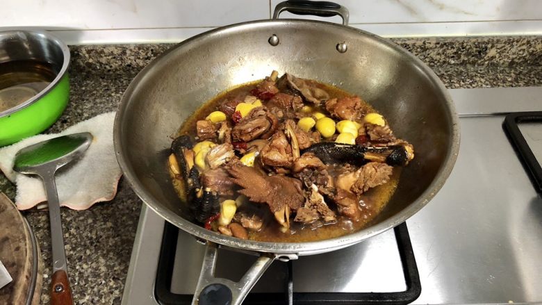 佳节又重阳,把酒黄昏后➕板栗烧小公鸡,再小火炖煮15分钟,至板栗熟透
