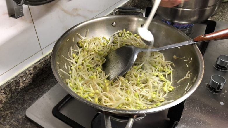 豆豆知我心➕黄豆芽烧豆腐,加入少许食盐翻炒均匀