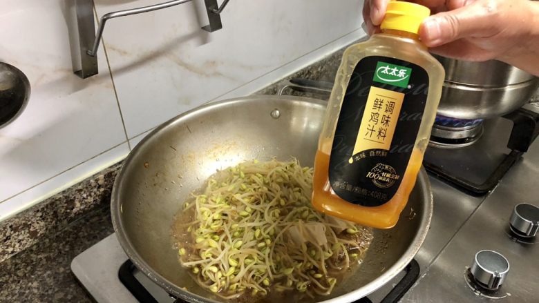 豆豆知我心➕黄豆芽烧豆腐,加入一点鸡汁或者鸡精