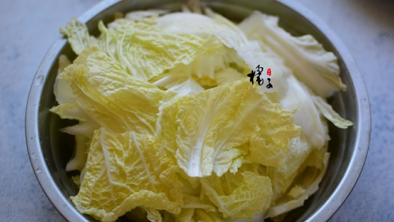 大白菜炖冻豆腐,白菜洗净后,切成片