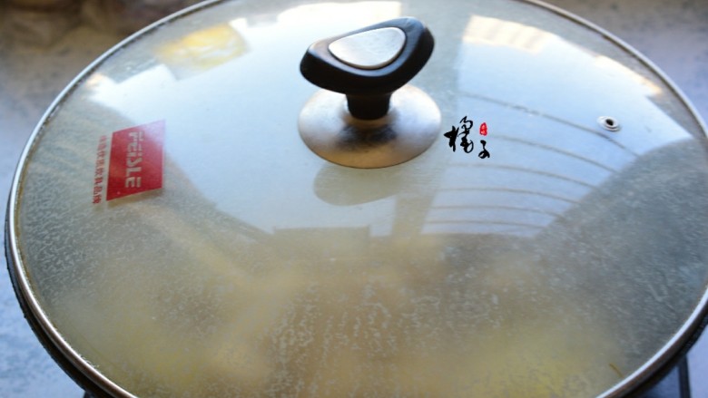 大白菜炖冻豆腐,盖上锅盖,大火烧开,水开后转中火继续炖十五分钟即可