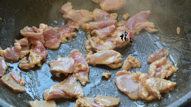 大白菜炖冻豆腐,锅中油热，加入<a style='color:red;display:inline-block;' href='/shicai/ 414'>猪肉</a>片，炒至颜色发白，加入<a style='color:red;display:inline-block;' href='/shicai/ 744'>五香粉</a>和<a style='color:red;display:inline-block;' href='/shicai/ 718'>料酒</a>炒出香味
