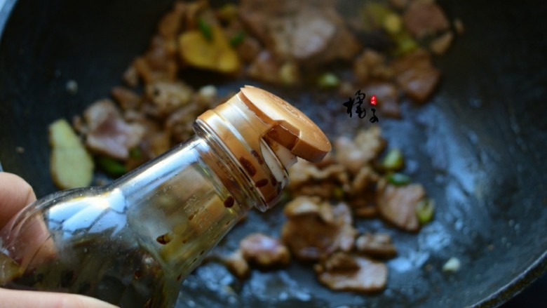 大白菜炖冻豆腐,加<a style='color:red;display:inline-block;' href='/shicai/ 788'>生抽</a>,炒出香味,猪肉可以选择带一点肥肉,这样炖出来的菜比较香