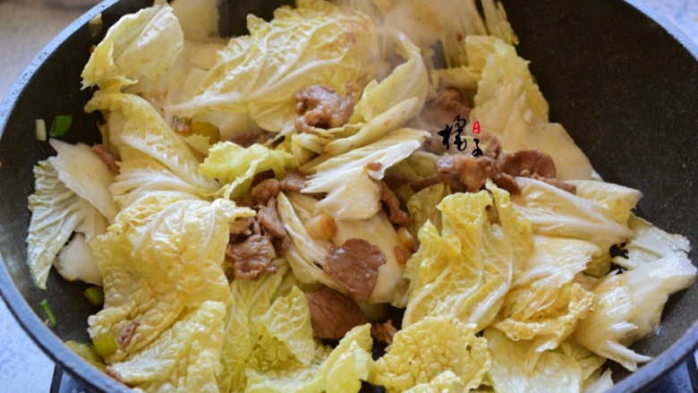 大白菜炖冻豆腐,加入<a style='color:red;display:inline-block;' href='/shicai/ 113'>大白菜</a>,翻炒均匀,加入适量水,水量与白菜平齐即可