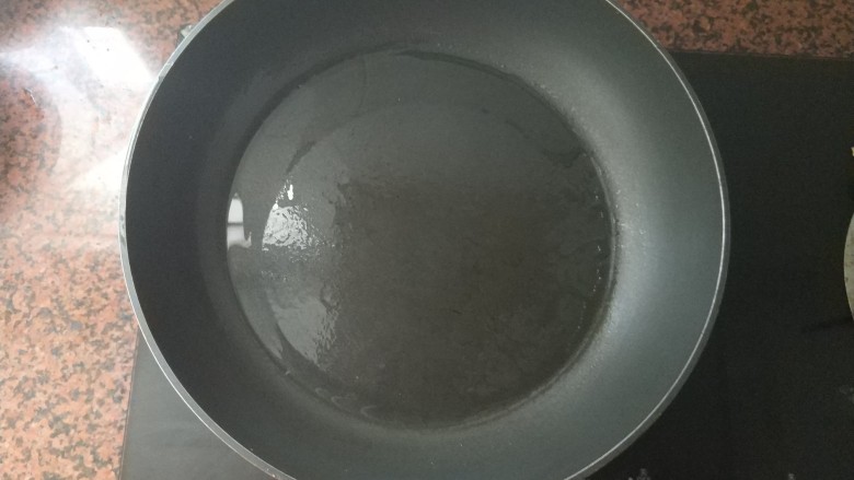 黄梅酱橙汁鸡翅,平底锅热锅,倒入适量的油,