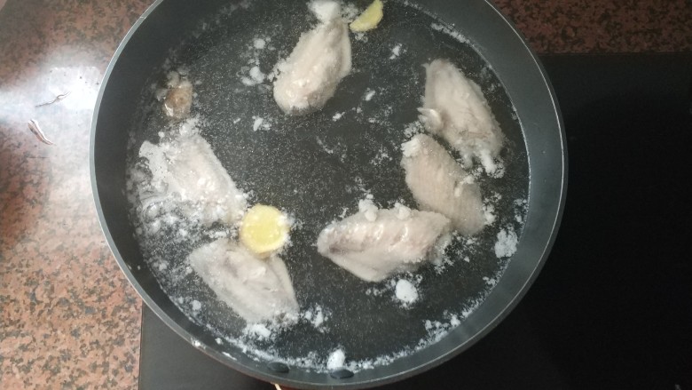 黄梅酱橙汁鸡翅,大火煮开后,撇去浮沫,捞出鸡中翅