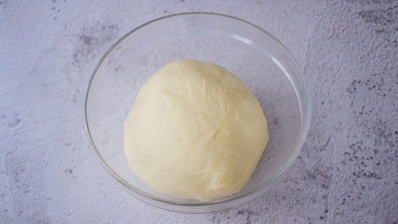 原味面包,取出揉圆放入容器中,放在温暖处发酵至两倍大左右