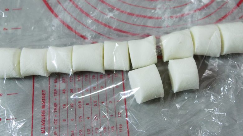 孩子超喜欢的水晶虾饺,将面团揉成长条,切成剂子。这个时候要盖上保鲜膜或者用布包上,不要让面团长时间在空气中暴露,否则容易开裂。(有的方子会加橄榄油揉面,可能就是为了避免开裂)