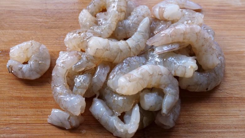 孩子超喜欢的水晶虾饺,剥好的虾仁,去虾线。