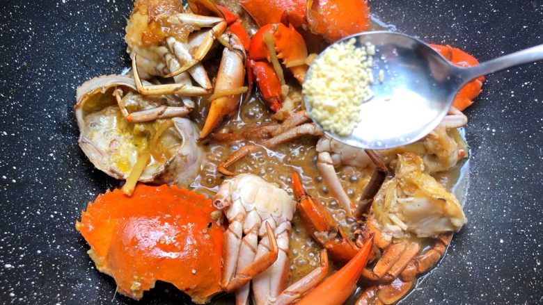 虾油焖肉蟹,放入3g<a style='color:red;display:inline-block;' href='/shicai/ 756'>鸡精</a>,把汤汁收干即可