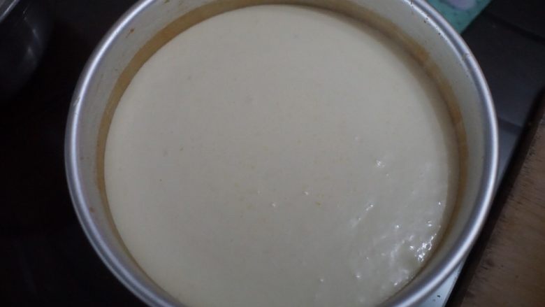蓝莓芒果公主慕斯蛋糕,倒入搅拌均匀的芒果慕斯,震泡两下