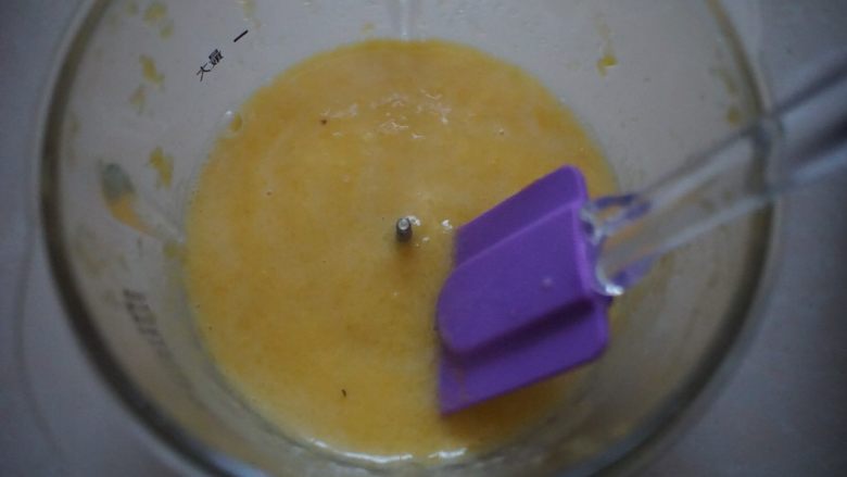 蓝莓芒果公主慕斯蛋糕,芒果放入搅拌器中打成芒果泥,然后倒入融化的吉利丁片奶液搅拌均匀