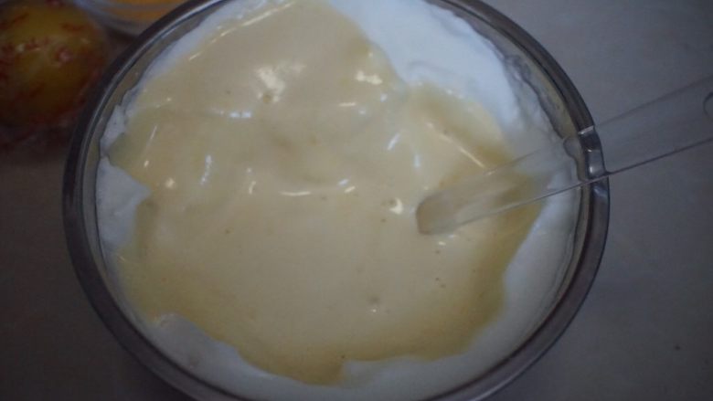 蓝莓芒果公主慕斯蛋糕,再将蛋黄糊倒入剩余的蛋白霜中,同样用刮刀划拌均匀