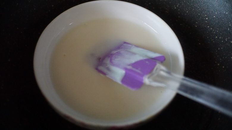 蓝莓芒果公主慕斯蛋糕,同样再取一片吉利丁片泡于纯牛奶中泡软,泡软的吉利丁片浸入40纯牛奶中隔水加热至完全融化