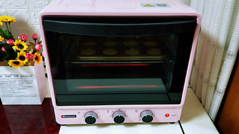 原味玛德琳蛋糕,具体温度及时间请根据自家烤箱的性能另定,注意观察颜色。