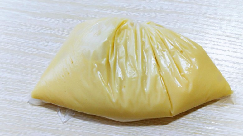 原味玛德琳蛋糕,装入裱花袋中,放冰箱冷藏室1小时。(我的裱花袋用完来,所以用食品袋来代替)