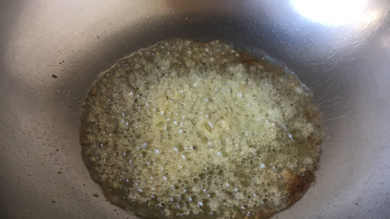 十味 番茄鸡蛋烩牛肉,热锅凉油,放入葱花、姜末、洋葱丁,炒出香味。
