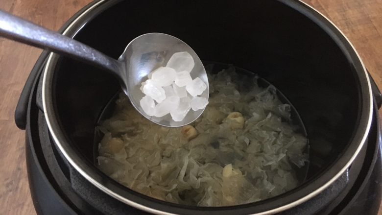 十味 火龙果银耳粥,银耳粥煮熟了后放入适量的冰糖,搅动至冰糖融化。