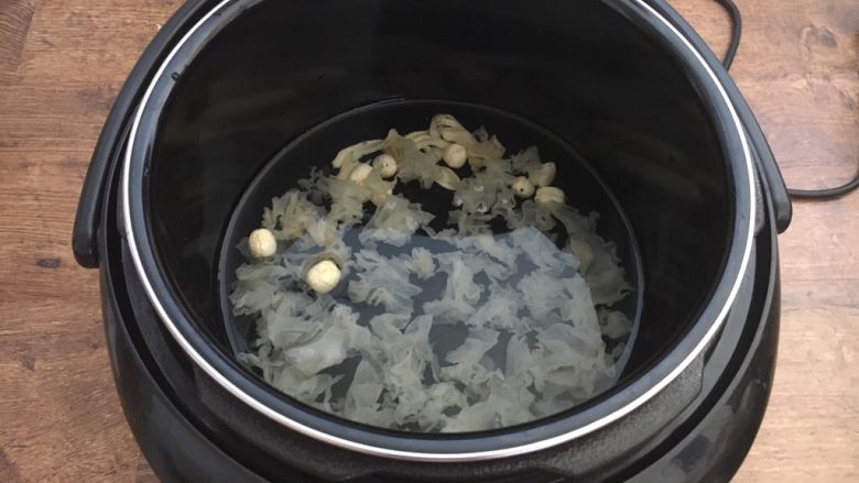 十味 火龙果银耳粥,放入电压力锅里,接上电源,盖上锅盖儿。