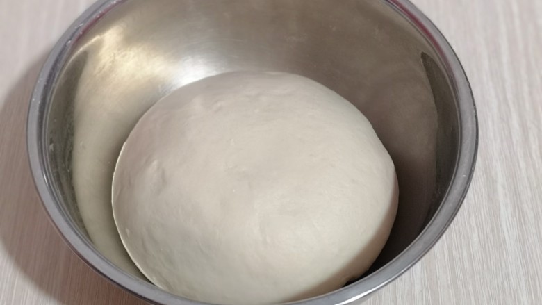 早餐+蓬松大油条,取出面团,揉圆,盖上保鲜膜放入冰箱冷藏室进行发酵,(冰箱冷藏室发酵一夜)注意保持面团的湿度!