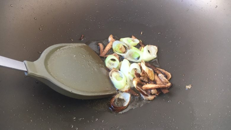 十味 螃蟹肉炒鸡蛋,热锅凉油,放姜片、葱段,炒出香味,铲出葱姜不要了,留底油备用。
