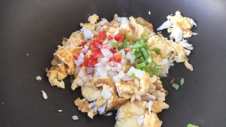 十味 螃蟹肉炒鸡蛋,最后撒上青红椒、洋葱碎,翻炒均匀,即可出锅。