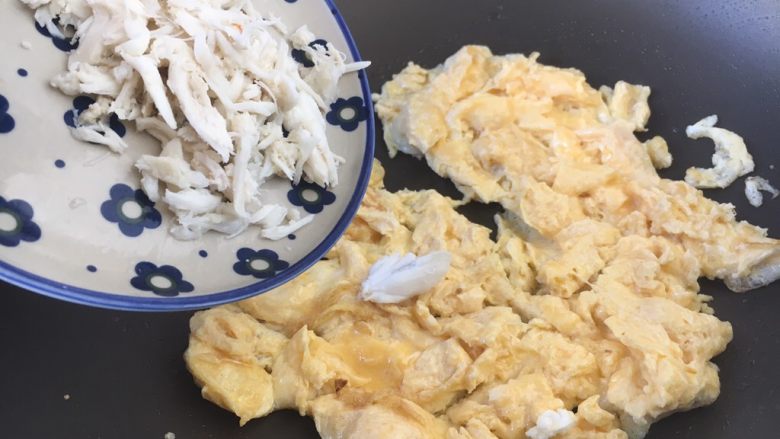 十味 螃蟹肉炒鸡蛋,放入螃蟹肉,翻炒均匀。