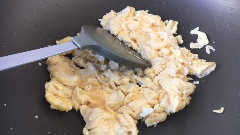 十味 螃蟹肉炒鸡蛋,当葱姜油温度达到5、6成热时,放入鸡蛋液,待蛋液稍稍凝固后,用铲子将鸡蛋铲碎。