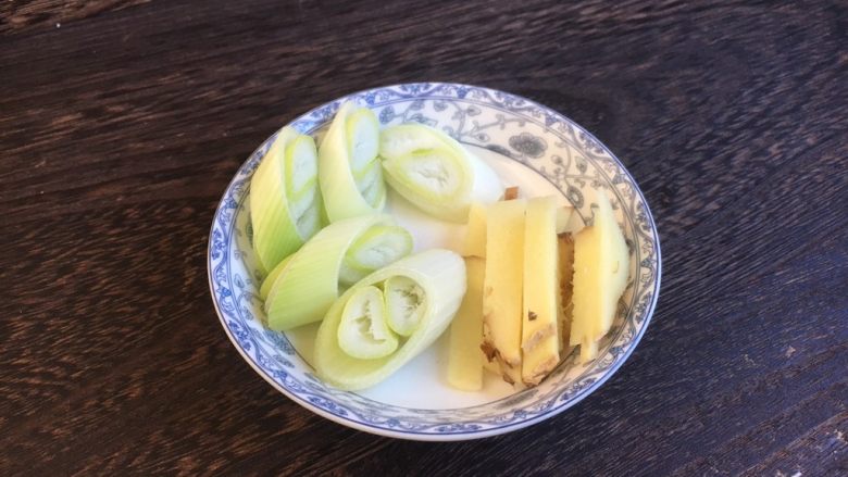 十味 螃蟹肉炒鸡蛋,葱切段、姜切片,备用。