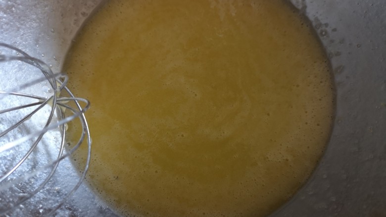 芝麻鸡蛋薄脆饼干,混合均匀即可,这一步可以用电动打蛋器打一会,口感会更棒