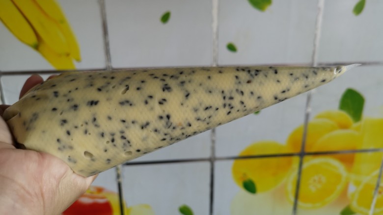 芝麻鸡蛋薄脆饼干,装入一次性裱花袋,装好后剪个小口
这一步也可以用小勺子