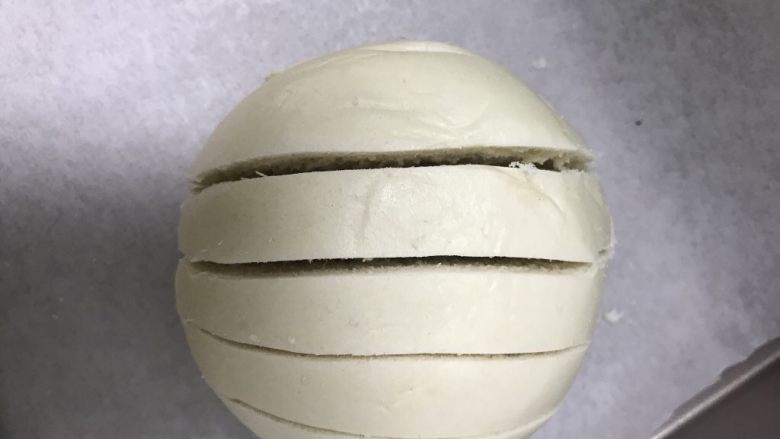 馒头的华丽变身~超香脆,把馒头一次用刀子划四条,不要切断。
