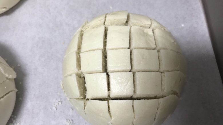 馒头的华丽变身~超香脆,馒头转个方向继续划四条成正方形小馒头(底部不要切断)。