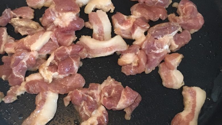 菜心炒肉片,再热锅放油,倒入猪肉煎至两面微黄,放入一点清水煮至收汁