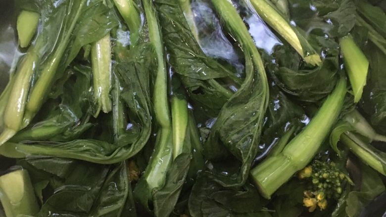 菜心炒肉片,热锅烧开水,放入菜心汆水,不需要盖盖子,等待开水再次煮沸,即可捞出菜心