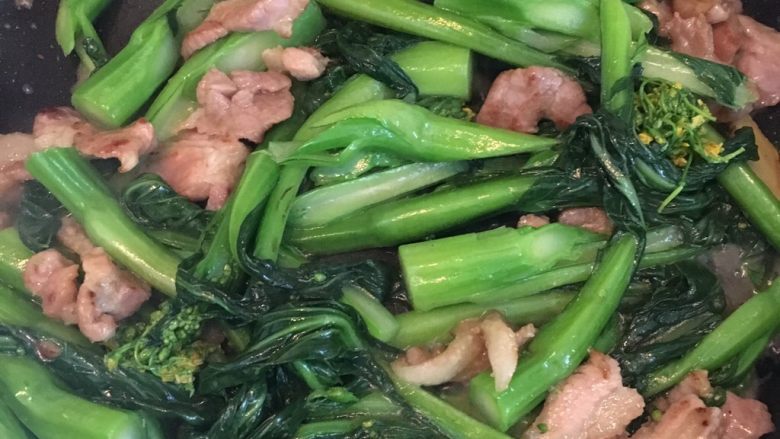 菜心炒肉片,倒入菜心炒均匀,上碟