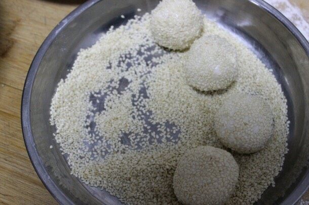 儿时记忆~芝麻豆沙麻团,将糯米团包入豆沙馅,搓成小圆面团即可。