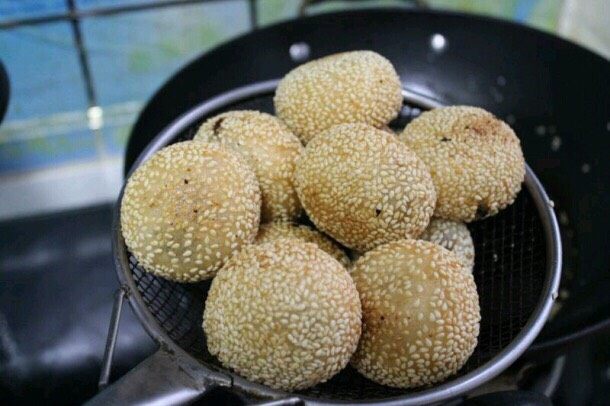 儿时记忆~芝麻豆沙麻团,边炸糯米团变大浮起来,用勺子按压,按扁就马上涨起来,反复按压,就会空心。
