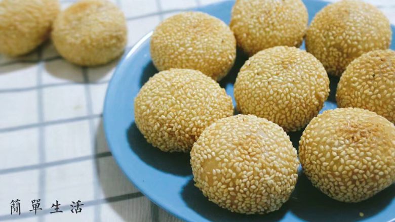 儿时记忆~芝麻豆沙麻团,炸至金黄色,炸得差不多变大2倍基本就熟了。