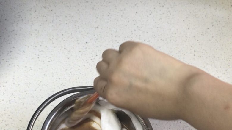 巧克力舒芙蕾,蛋黄糊和蛋白糊混合,翻拌均匀。烤箱预热200度