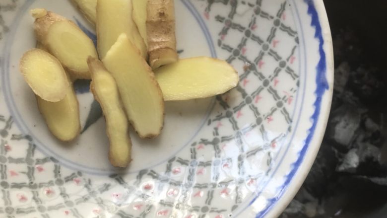 乌鸡汤,倒入高压锅里,放入姜片。