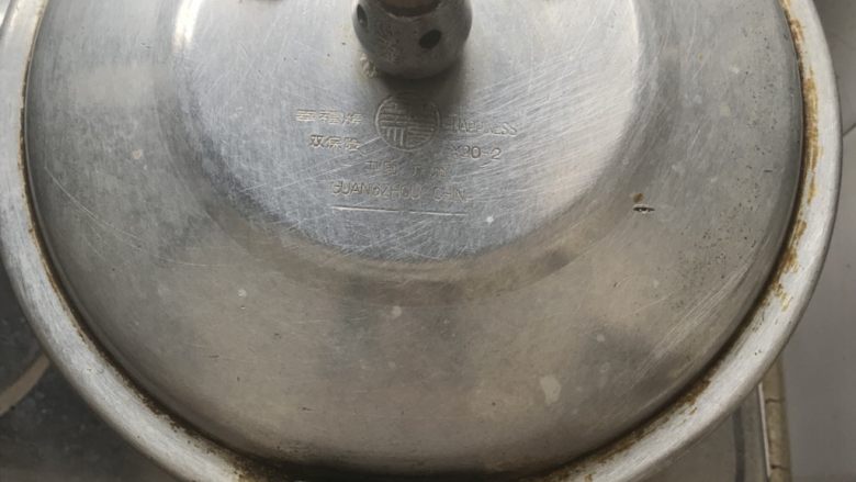 乌鸡汤,盖好高压锅,大火后转小火焖20分钟。