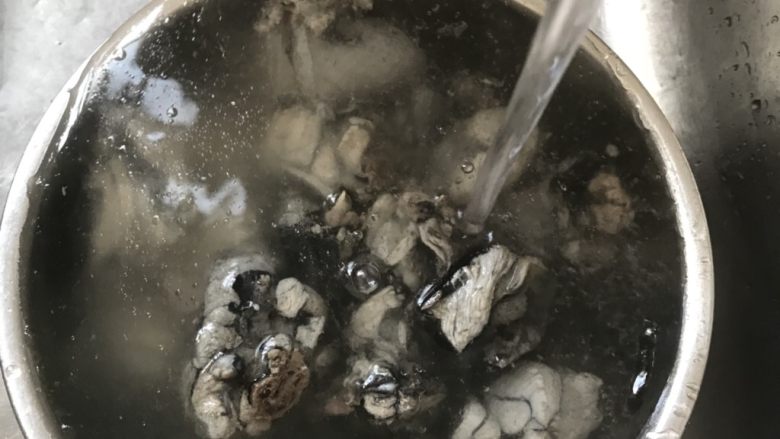 乌鸡汤,用活水反复清洗干净,稍微沥干水分。