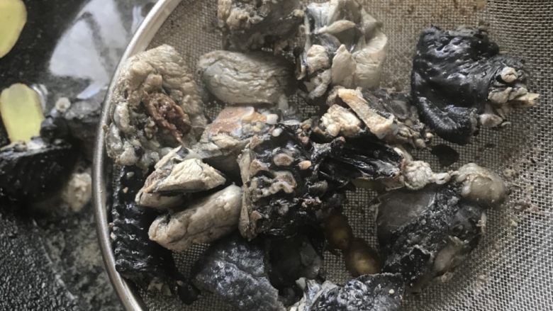 乌鸡汤,捞起。