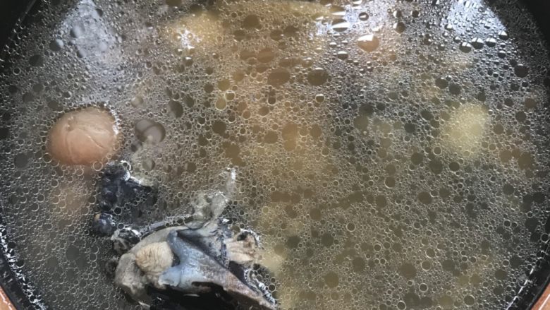 乌鸡汤,20分钟之后,需待静止能把高压锅能打开后倒入砂锅里。