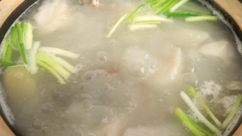 芋艿排骨汤,放入葱白,继续小火再炖10分钟