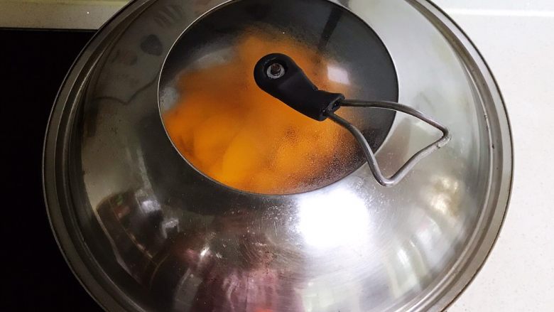宝宝健康食谱 鲜虾番茄南瓜面,放入蒸锅,大火烧开后蒸15分钟